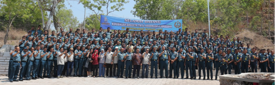 You are currently viewing Ratusan Personil TNI AL KOARMADA 2 kunjungi Perumahan Kokoh City di Bangkalan